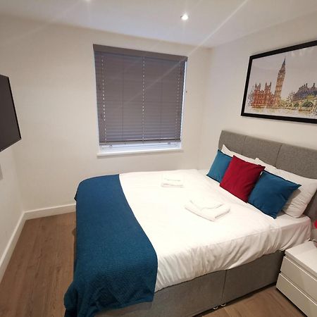 لندن City Prime Apartments المظهر الخارجي الصورة A bedroom in a serviced apartment in London