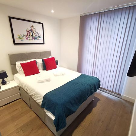 لندن City Prime Apartments المظهر الخارجي الصورة A bedroom in a serviced apartment in London