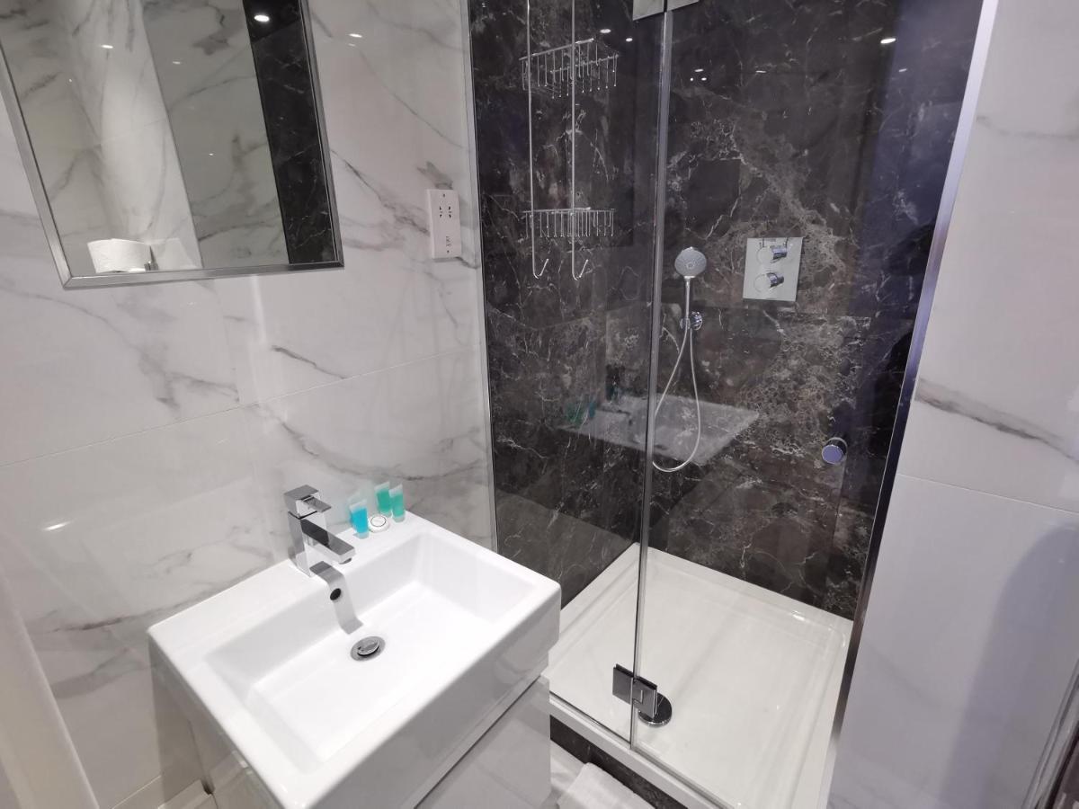 لندن City Prime Apartments المظهر الخارجي الصورة A shower cubicle