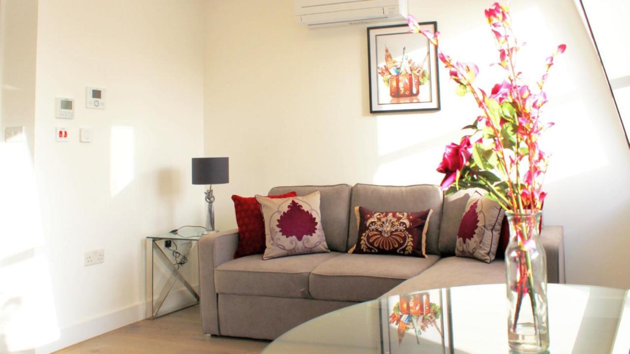 لندن City Prime Apartments المظهر الخارجي الصورة A living room in a typical apartment