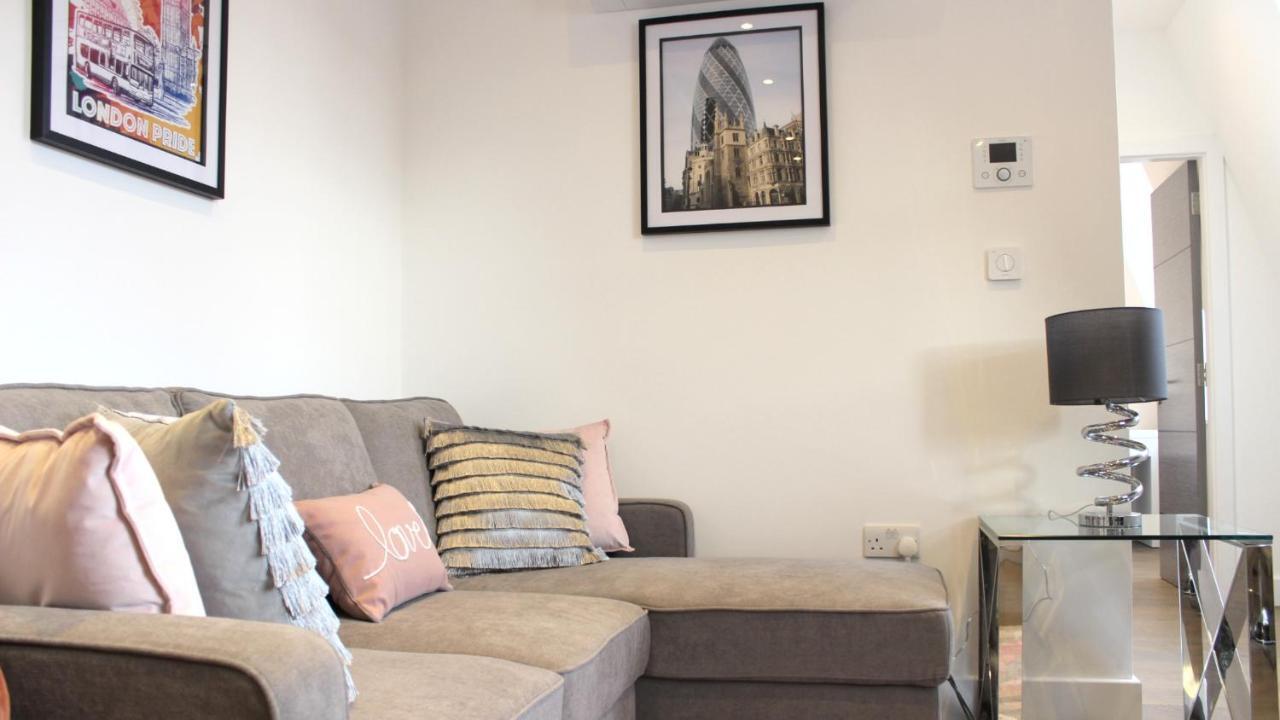 لندن City Prime Apartments المظهر الخارجي الصورة A living room in a serviced apartment in London