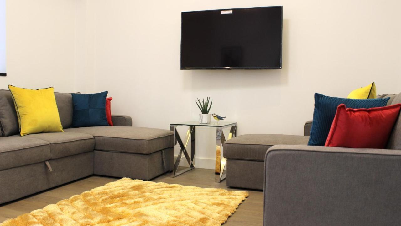 لندن City Prime Apartments المظهر الخارجي الصورة A living room with a flat screen television