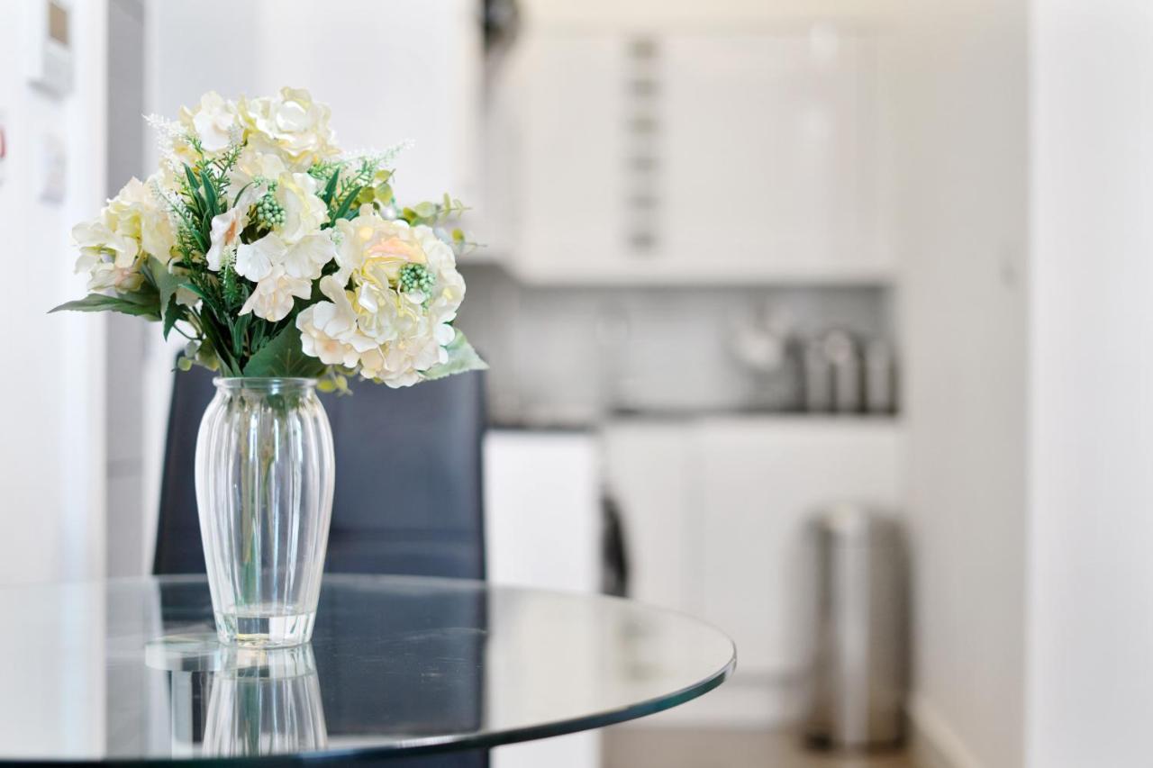 لندن City Prime Apartments المظهر الخارجي الصورة A vase of flowers