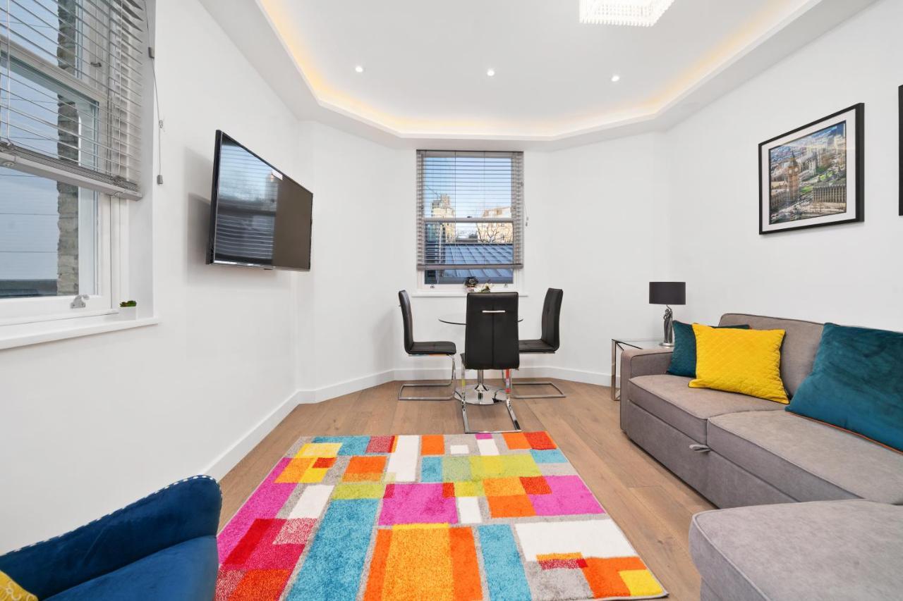 لندن City Prime Apartments المظهر الخارجي الصورة A living room in a serviced apartment in London