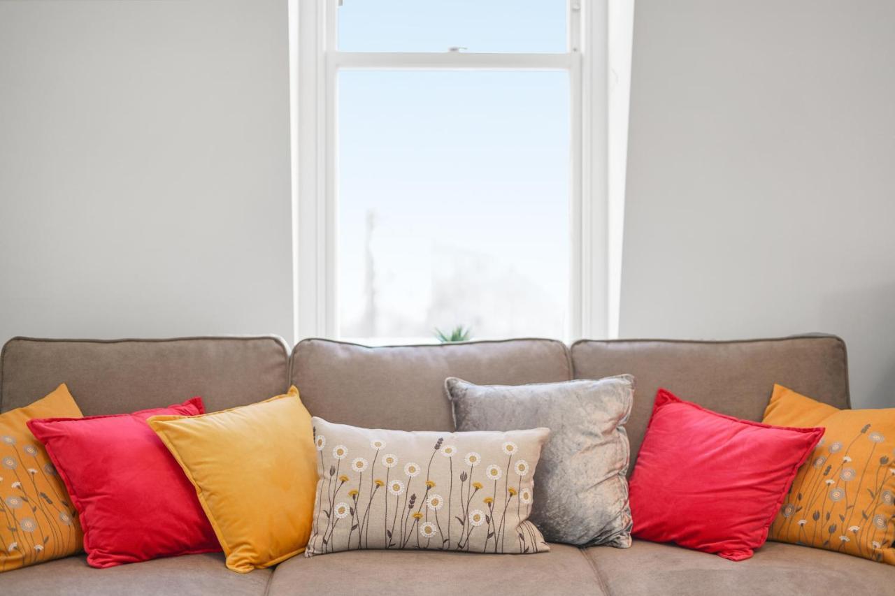 لندن City Prime Apartments المظهر الخارجي الصورة Cushions on a sofa