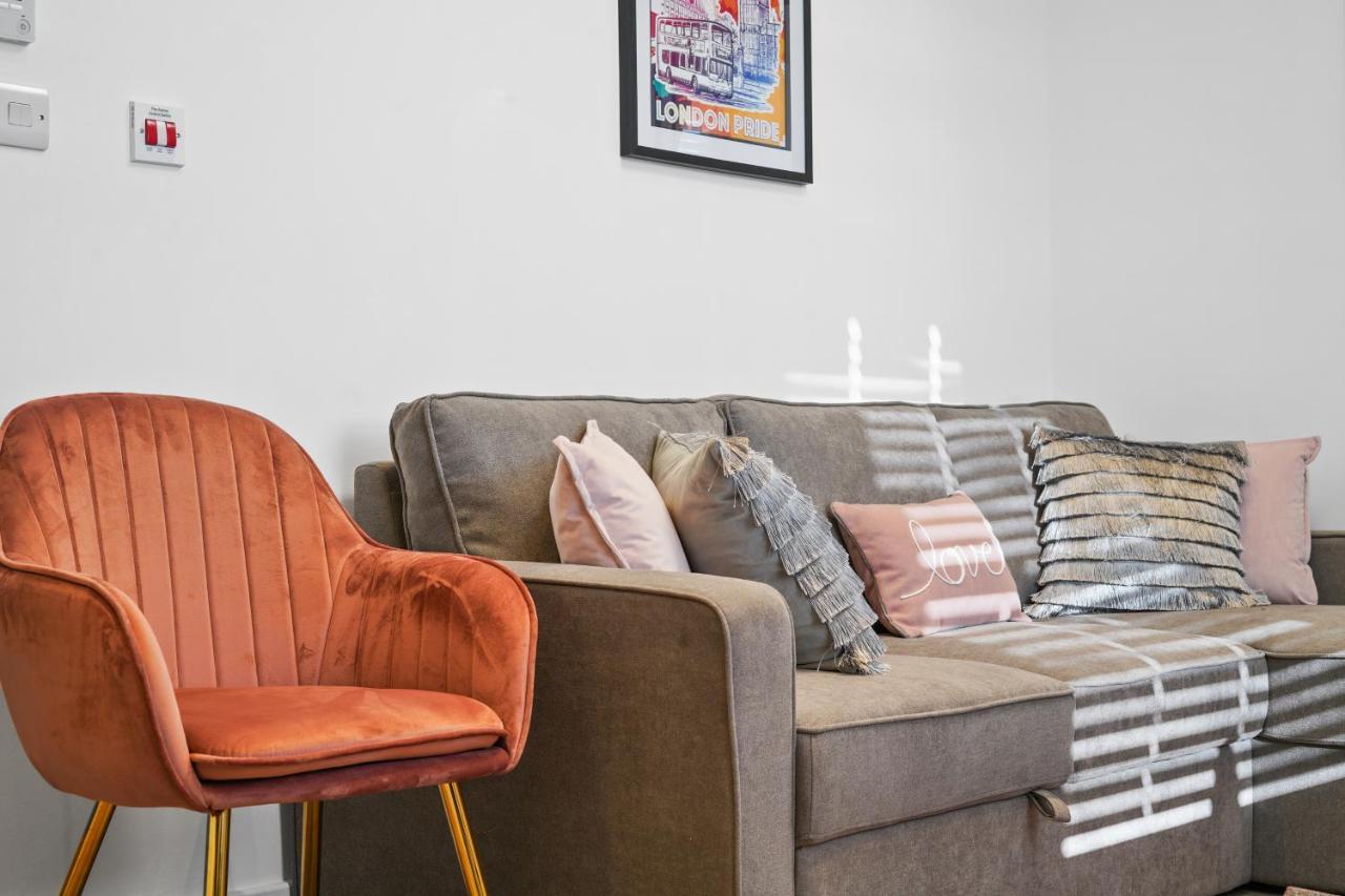 لندن City Prime Apartments المظهر الخارجي الصورة A sofa