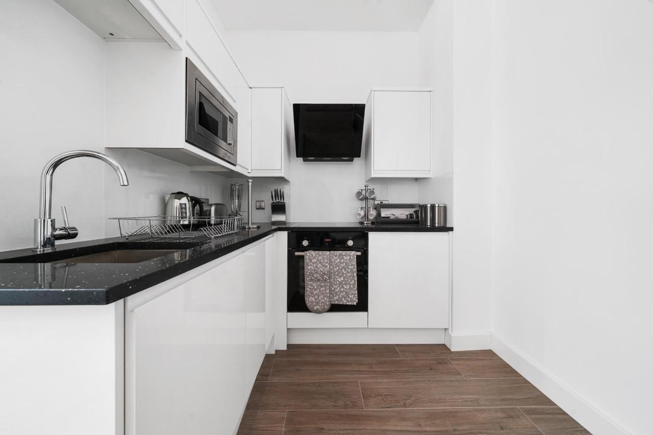 لندن City Prime Apartments المظهر الخارجي الصورة A typical kitchen in a student apartment