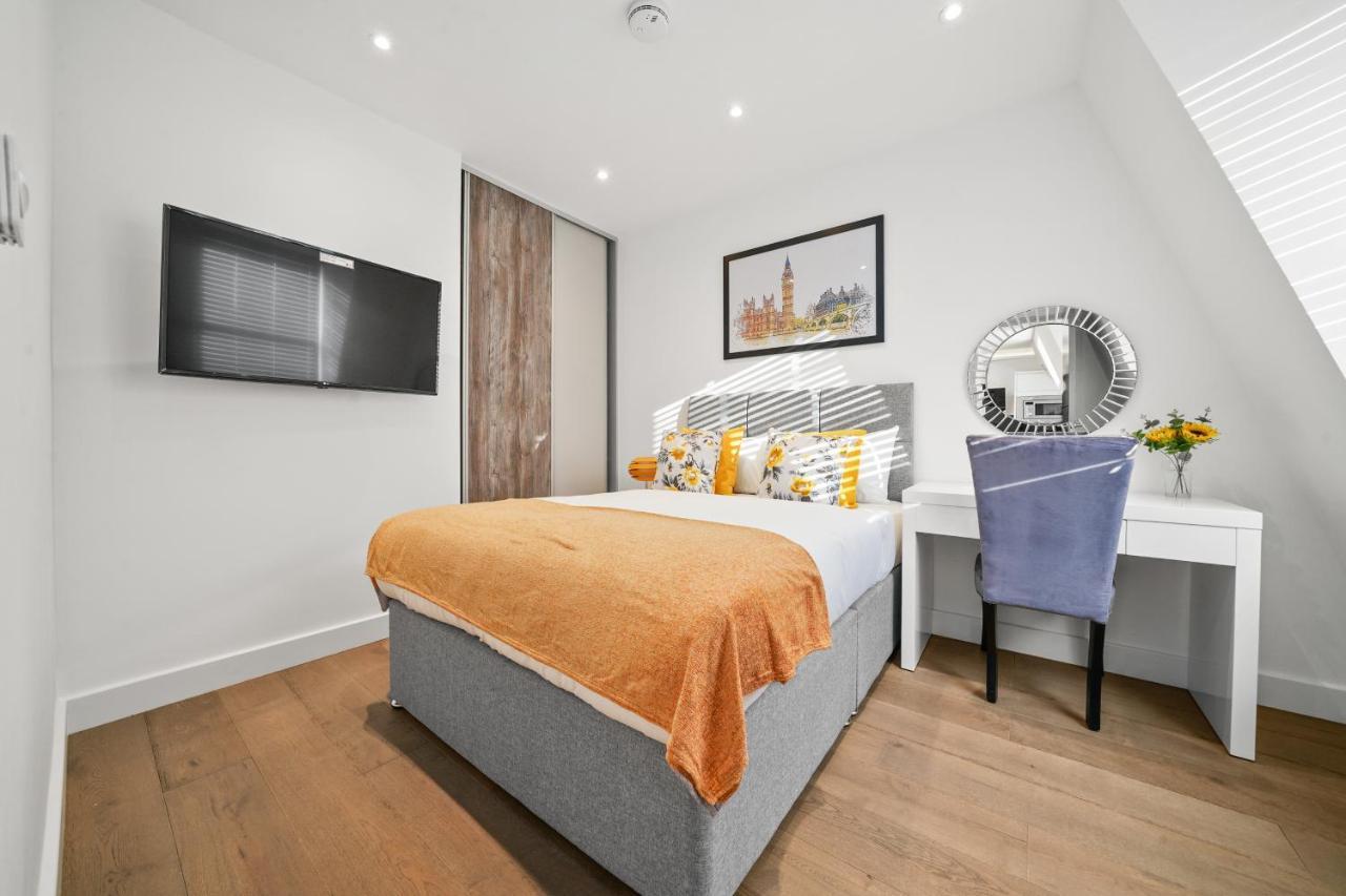 لندن City Prime Apartments المظهر الخارجي الصورة A bedroom in a serviced apartment in London