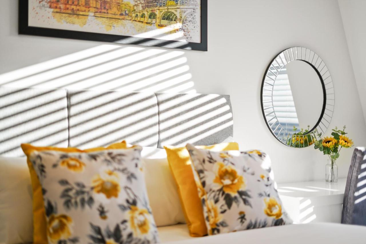 لندن City Prime Apartments المظهر الخارجي الصورة A living room with a sofa and a mirror