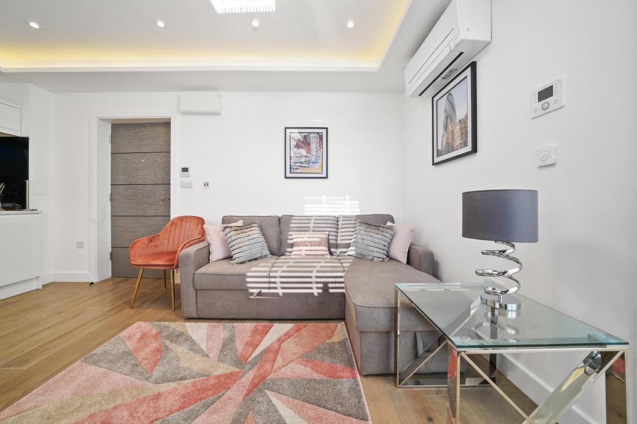 لندن City Prime Apartments المظهر الخارجي الصورة A living room in a serviced apartment in London
